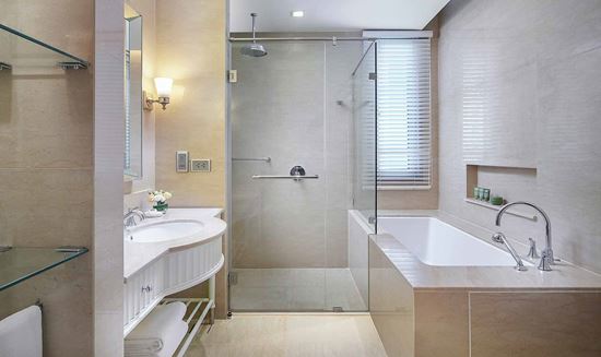 Junior Suite bathroom